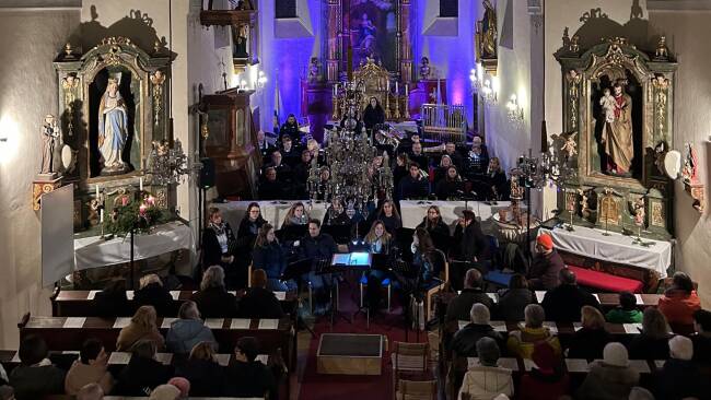 Musikkappelle in der Kirche in Kozertaufstellung