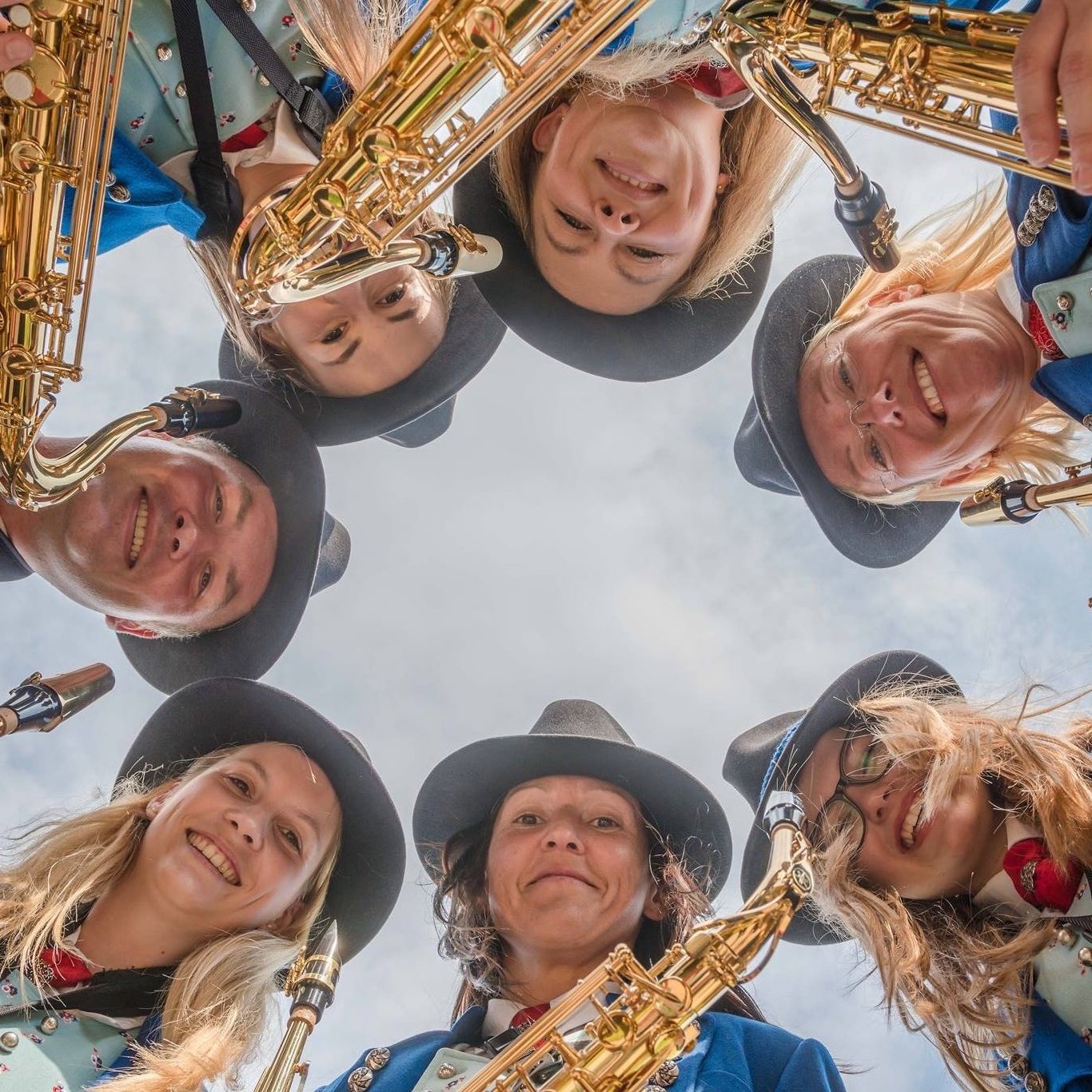 Gesichter und Musikinstrumente im Kreis