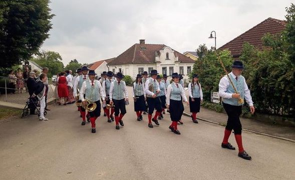 Musikkappelle marschiert entlang einer Straße