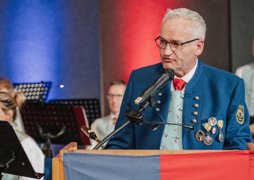Obmann in Tracht am Rednerpult